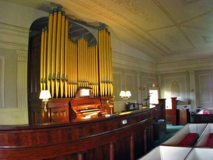 Organ-on-raised-platform-with-low-enclosure-wall-web